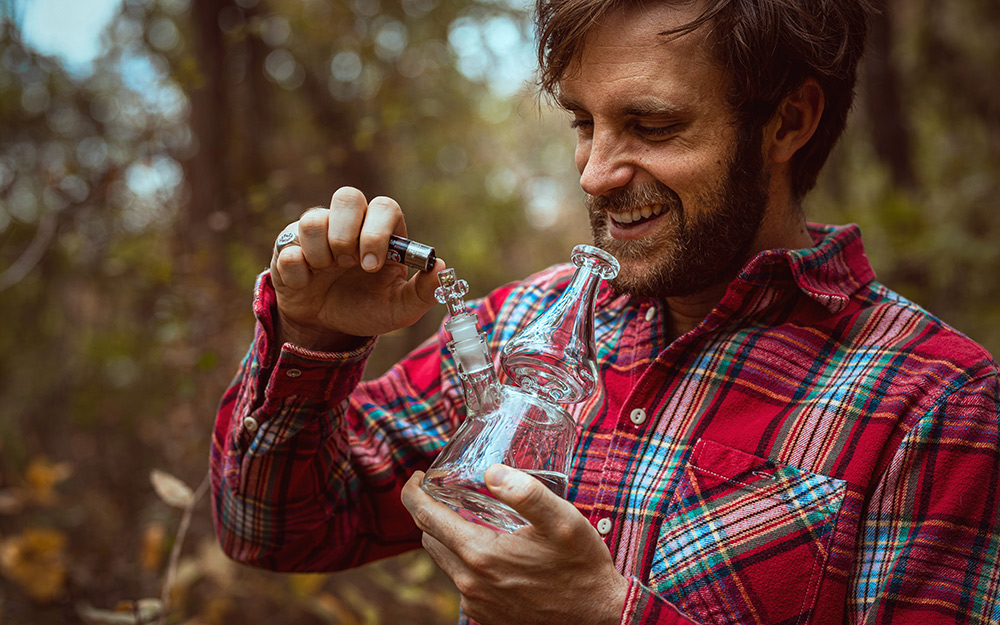 A man going to dabbing